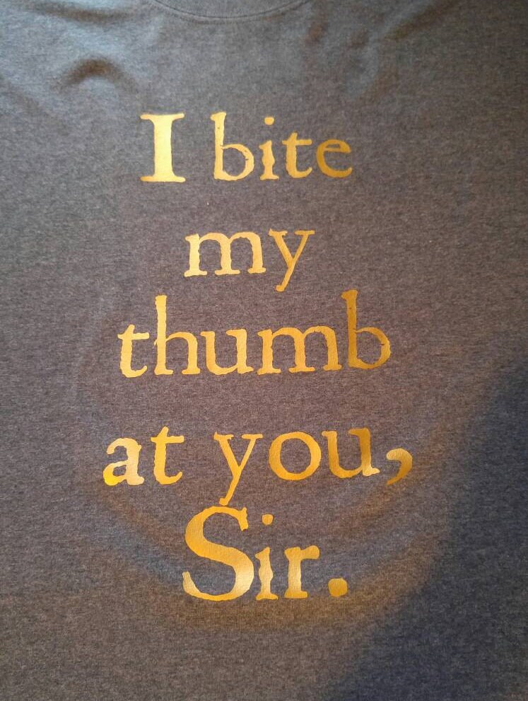 Ich Beiße Meinen Daumen Auf Sie Tshirt von AlteredGoodsStore