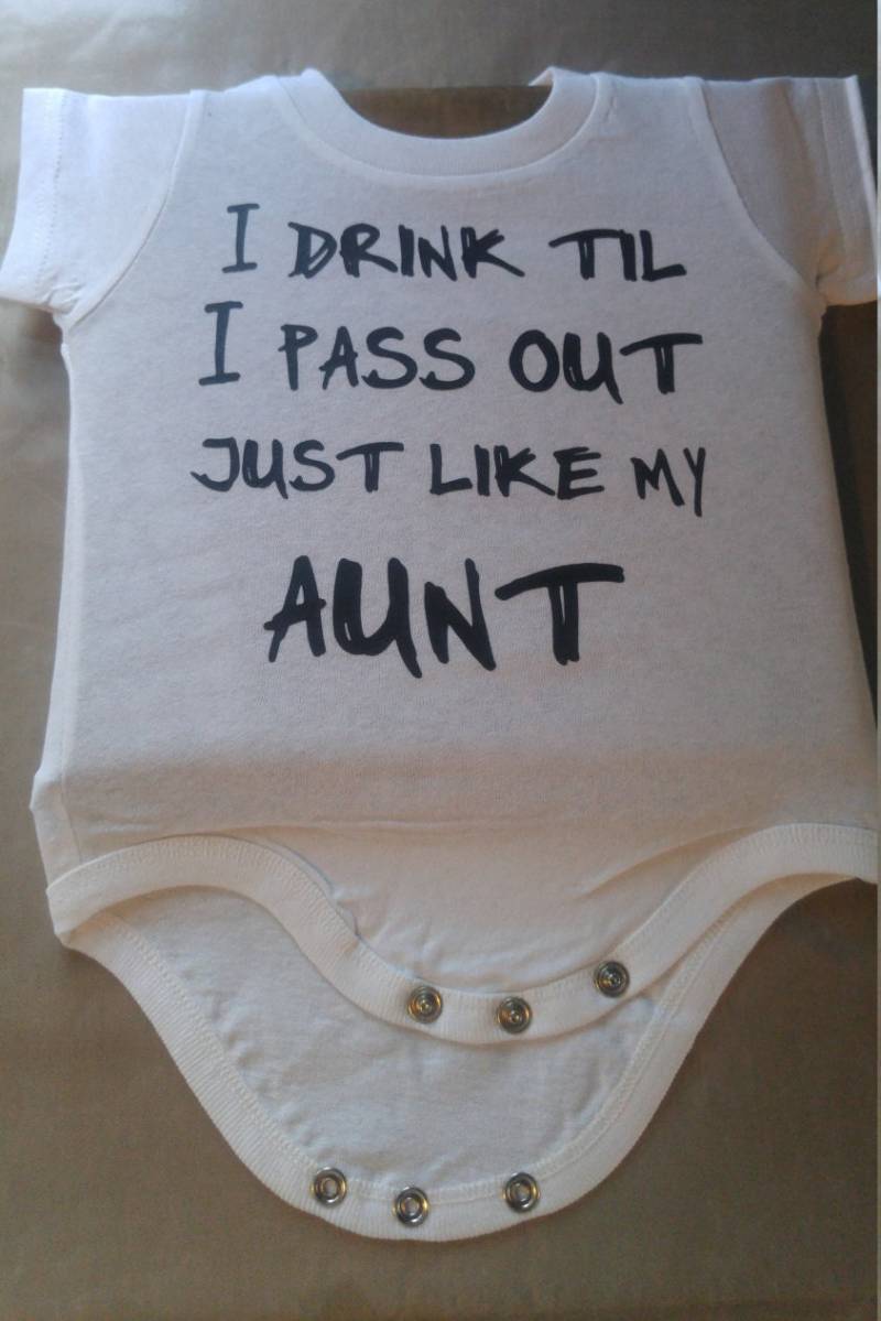 Ich Trinke, Bis Ich Auspasse, Genau Wie Meine Tante Body von AlteredGoodsStore