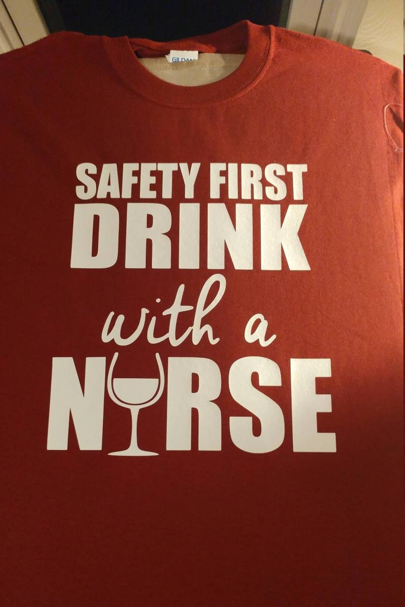 Sicherheit Erstes Getränk Mit Einer Krankenschwester T Shirt von AlteredGoodsStore