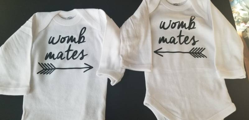 Womb Mates Twin Onesies von AlteredGoodsStore
