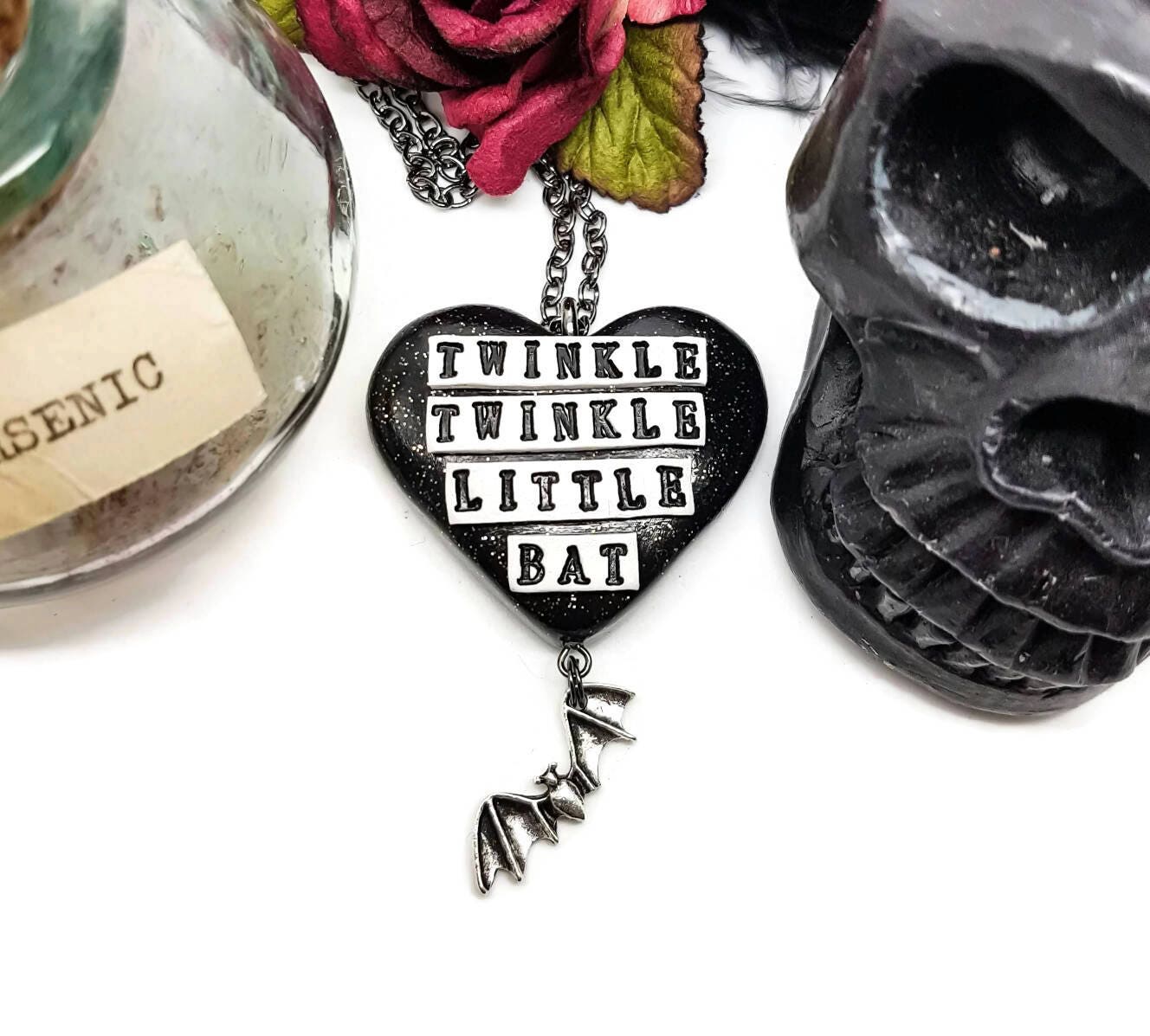 Alice Im Wunderland-Halskette Glitzer-Schwarzer Herz-Fledermaus-Anhänger Alice Im Wunderland-Halskette Glitzer-Schwarzer Herz-Fledermaus-Anhänger von AlternativeJewellery