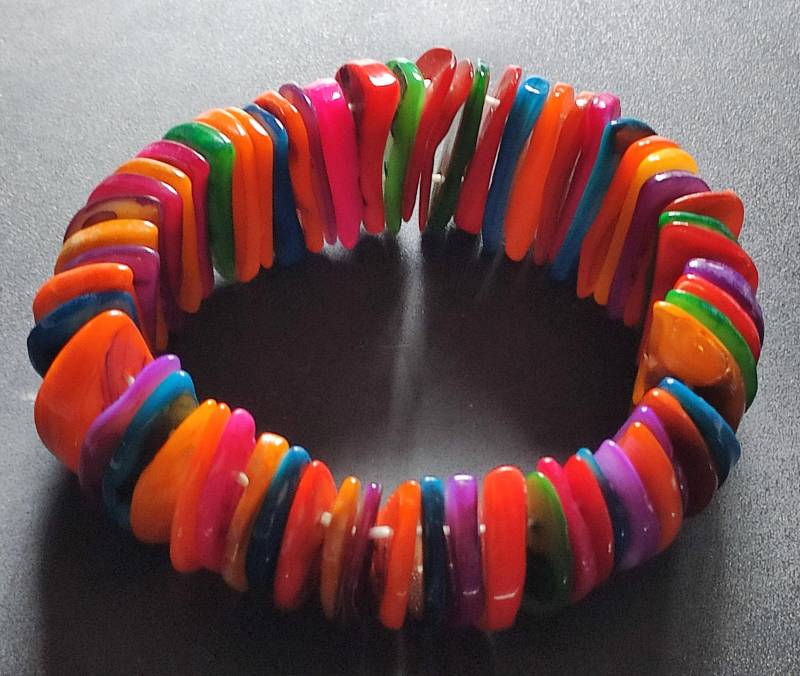 Breites Buntes Perlmutarmband 2, 5 cm, Perlmuthalbscheiben Auf Zwei Gummibänder von AltesundRares