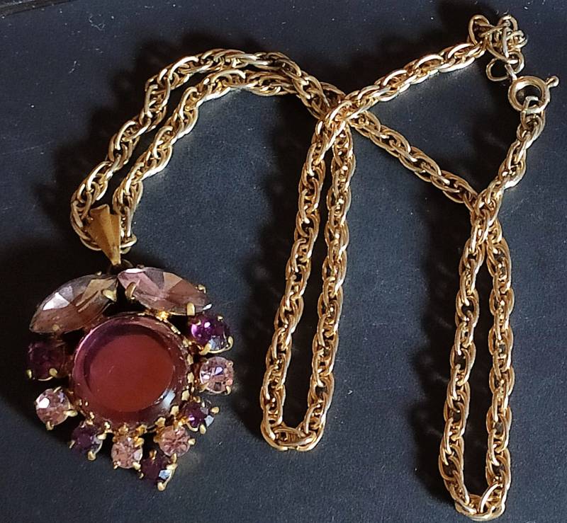 Vintage Glitzernder Lila Glas Anhänger Mit Goldfarbener Halskette 90Er von AltesundRares