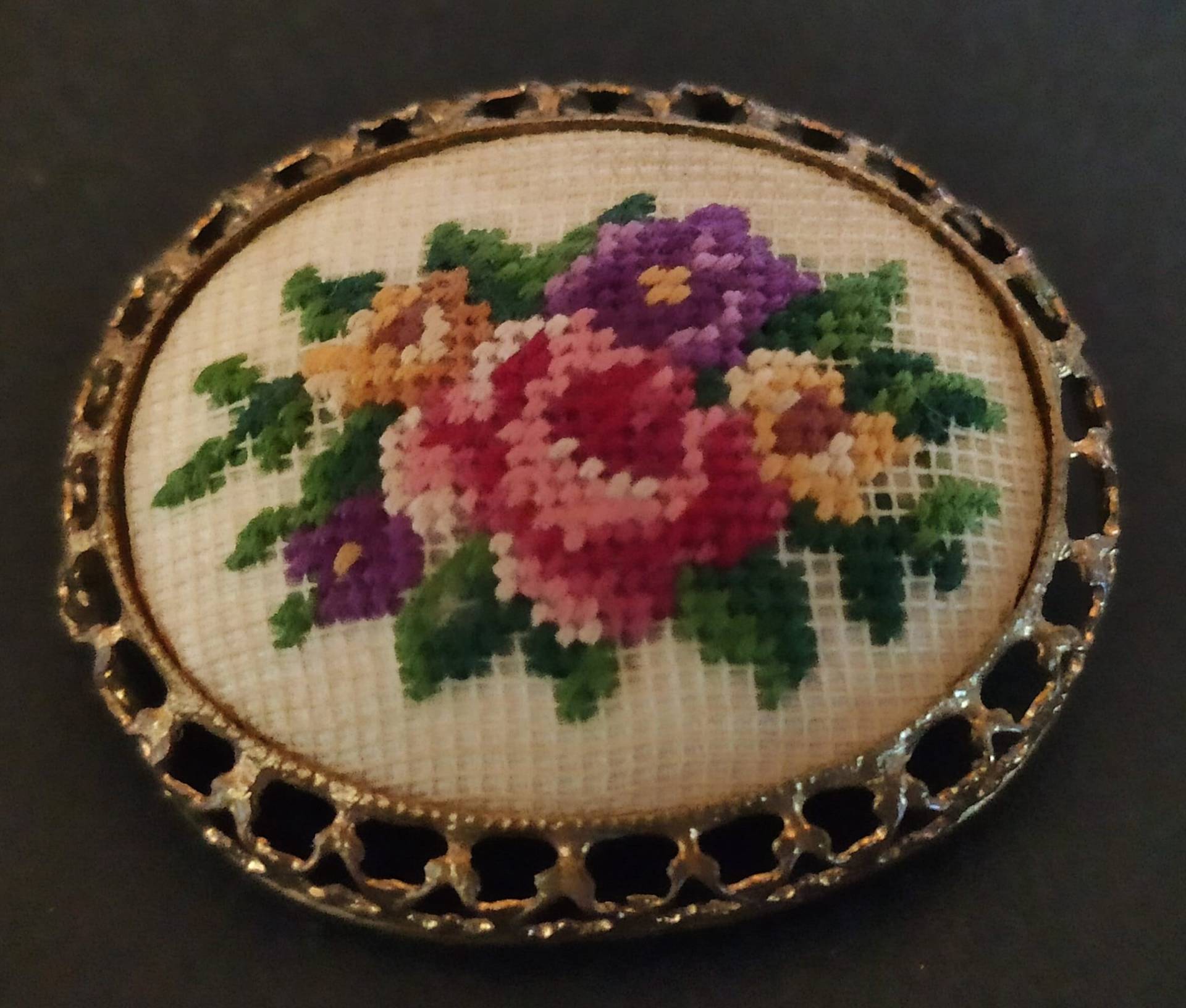 Vintage Hübsche Gobelin Stickerei Brosche 3 cm X 2, 5 70Er Vintage Hübsche Gobelin Stickerei Brosche 3 cm X 2, 5 70Er von AltesundRares