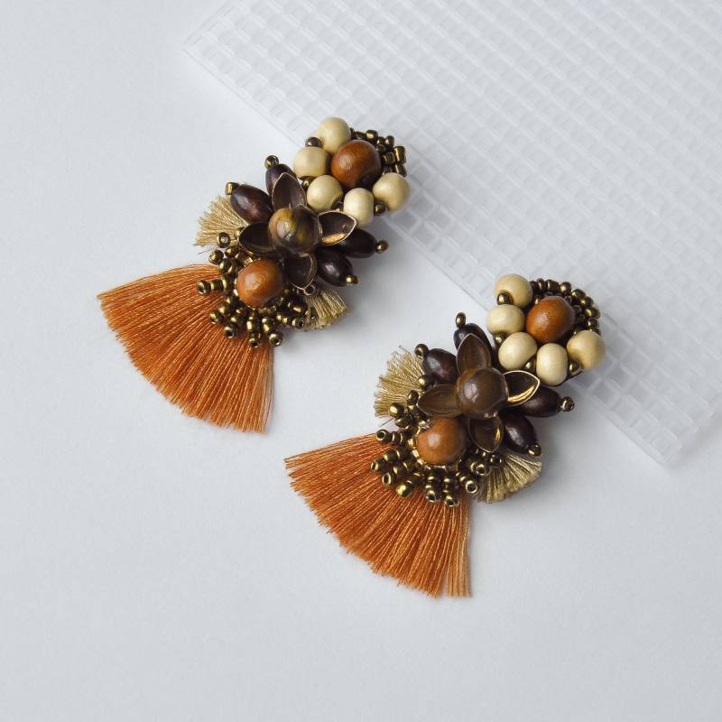 Boho Mini Statement Ohrringe | Kleine Einzigartige Braune Kamel Quaste Handgefertigter Schmuck Perlen Neutrale Anhänger von AlthaisShop
