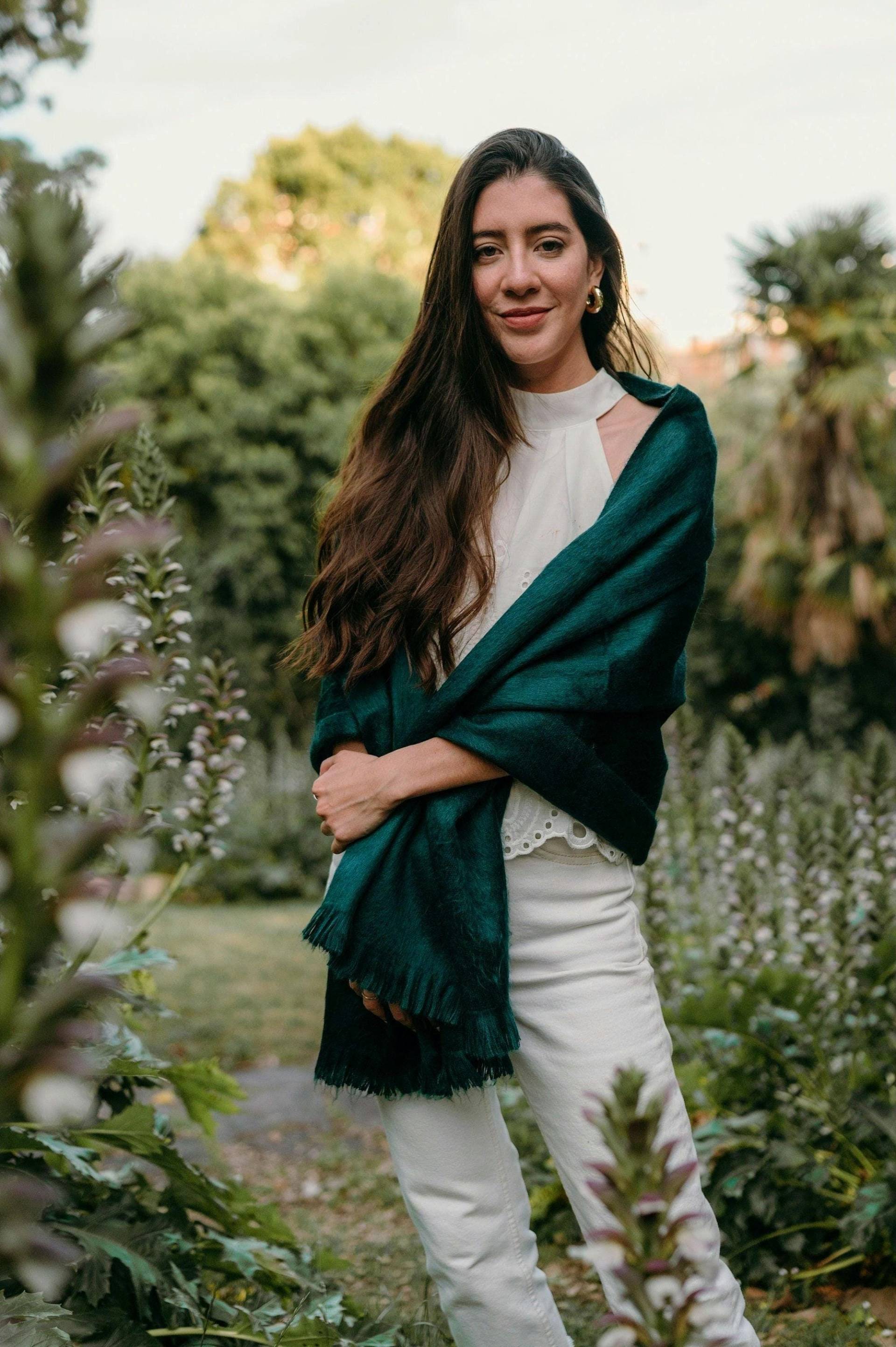 Smaragd Grün Pfau Alpaka Schal Leichter Hochzeitsschal Smaragd Grün Pfau Alpaka Schal Leichter Hochzeitsschal von Altitudeshawls