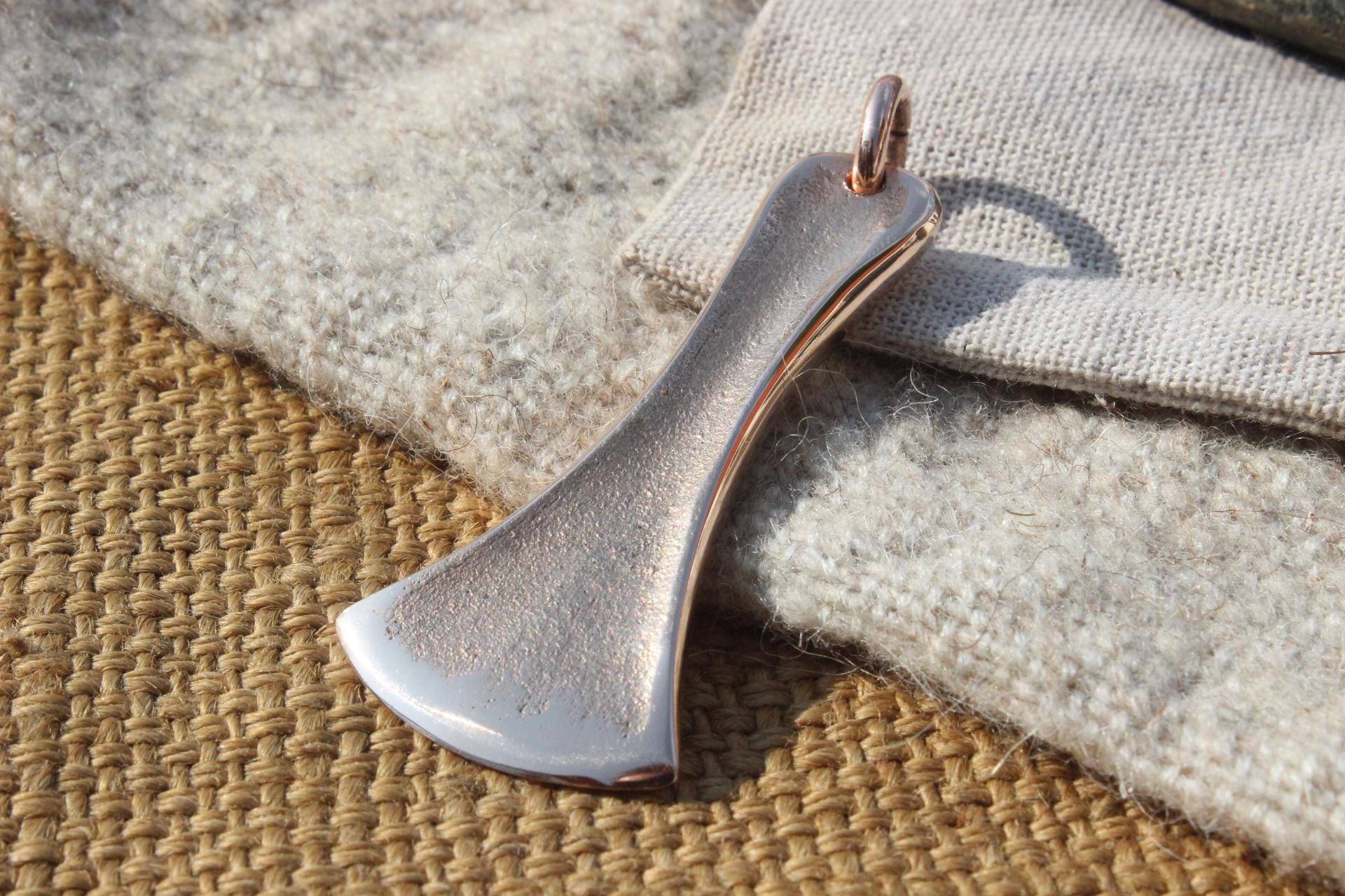 Axtanhänger Anhänger Randleistenbeil Leistenbeil Aunjetitzer Kultur Himmelsscheibe Beil Axt Bronzeschmuck B1 Axtanhänger Anhänger Randleistenbeil Leistenbeil Aunjetitzer Kultur Himmelsscheibe Beil Axt Bronzeschmuck B1 von Altmarkbronze