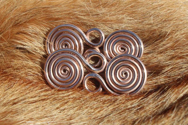 Brillenfibel Bronzezeit 50 Mm Set 2 Stück Spiralfibel Kelten Hallstatt 9.-5. Jh.v.chr. Drahtbügelfibel Schleifenfibel Hk1 von Altmarkbronze