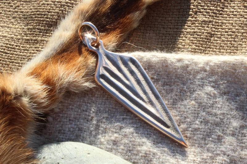 Bronzezeit Anhänger Bronzeage Koban Kolchis Culture Osteuropa Schwertanhänger Lanzettanhänger Bronzeamulett Um 1200 V.chr. Kc6 von Altmarkbronze