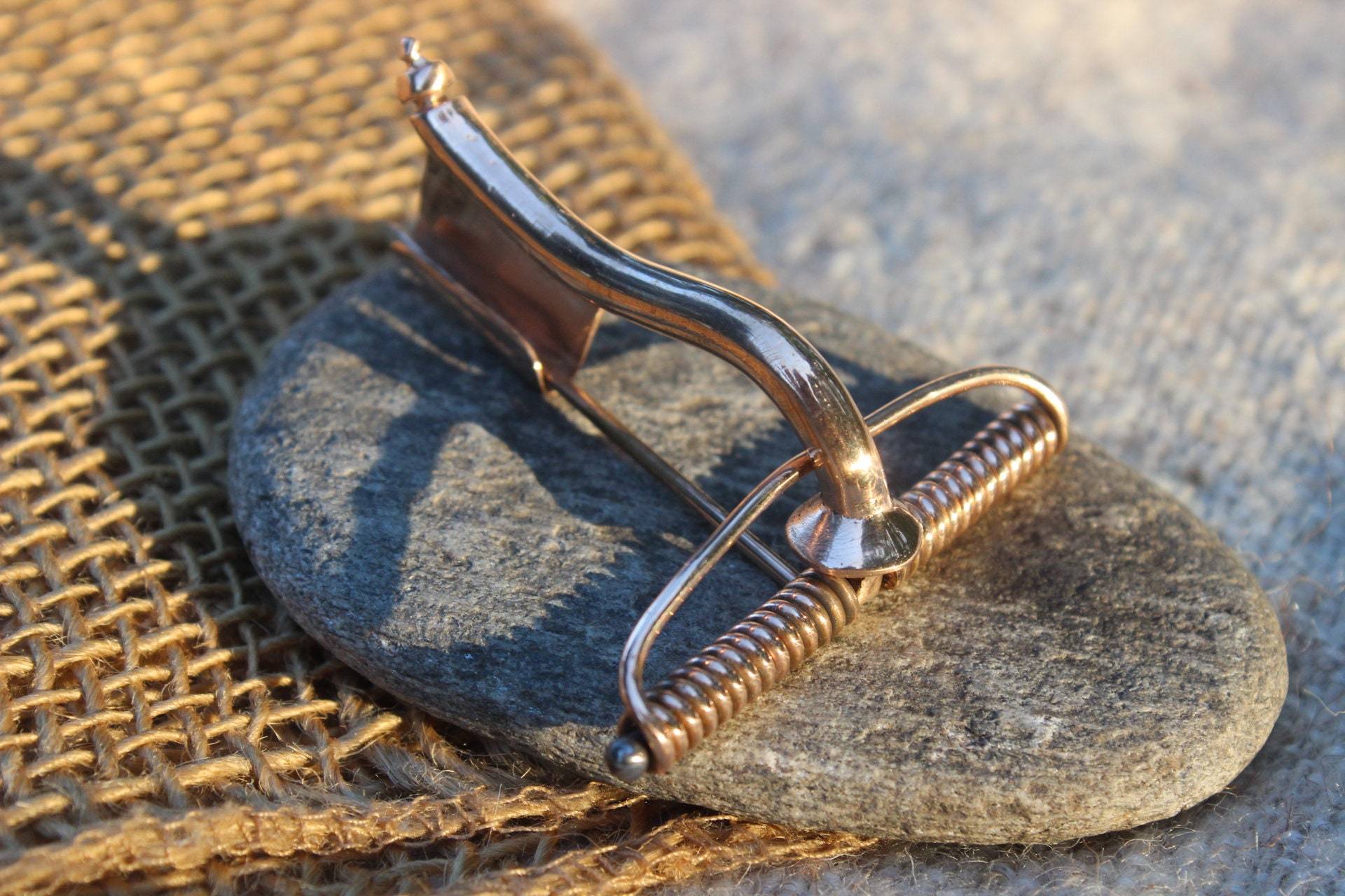 Fibel Mit Hohem Nadelhalter Germanen Germanenfibel Fibula Reenactment Elbgermanen Gewandschließe Gewandspange 2.-3 - Jh.n.chr. 981 Fibel Mit Hohem Nadelhalter Germanen Germanenfibel Fibula Reenactment Elbgermanen Gewandschließe Gewandspange 2.-3 - Jh.n.chr. 981 von Altmarkbronze