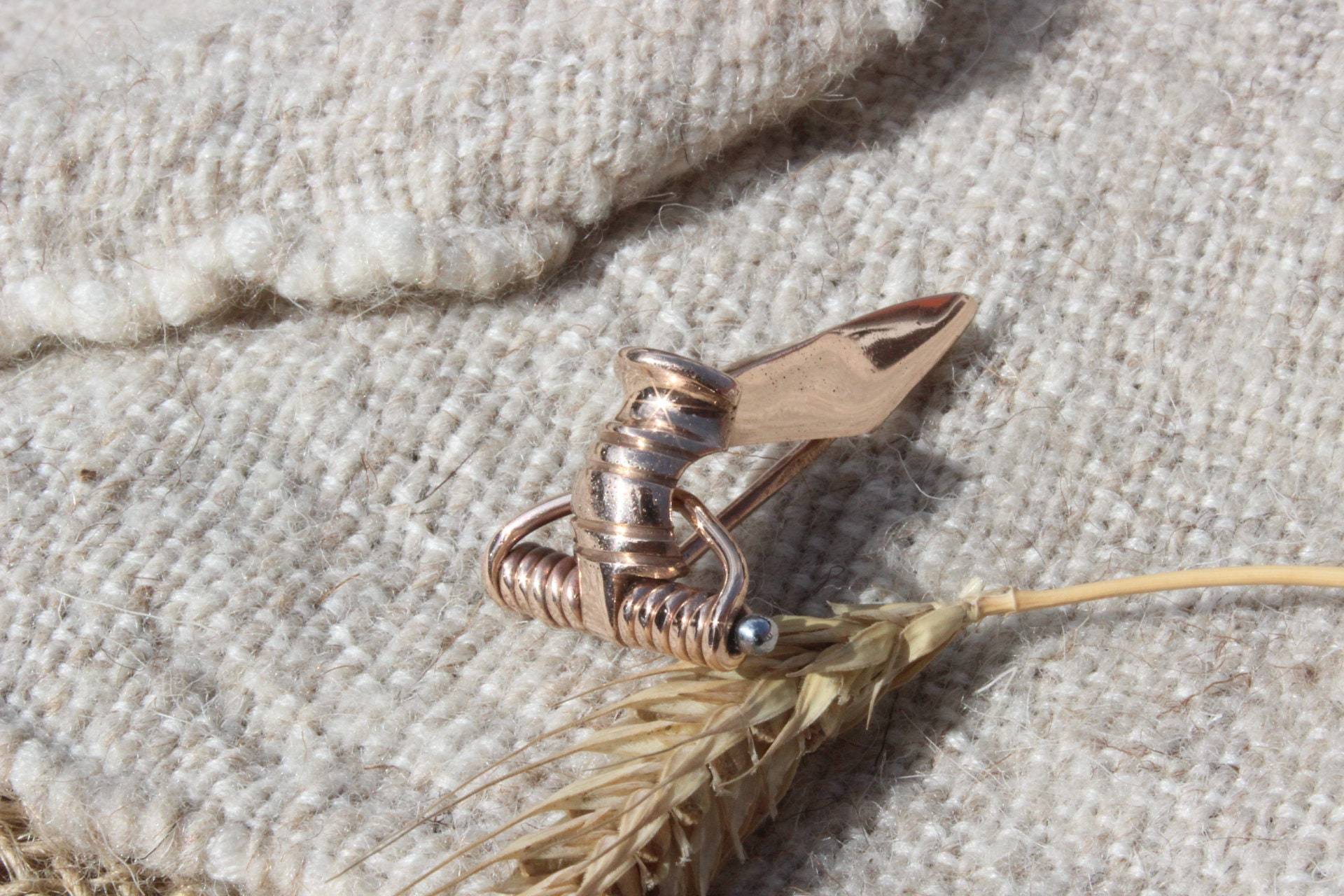 Fibel Mit Hohem Nadelhalter Germanen Germanenfibel Fibula Reenactment Elbgermanen Gewandschließe Gewandspange 3.-5 - Jh.n.chr. Fi2 Fibel Mit Hohem Nadelhalter Germanen Germanenfibel Fibula Reenactment Elbgermanen Gewandschließe Gewandspange 3.-5 - Jh.n.chr. Fi2 von Altmarkbronze