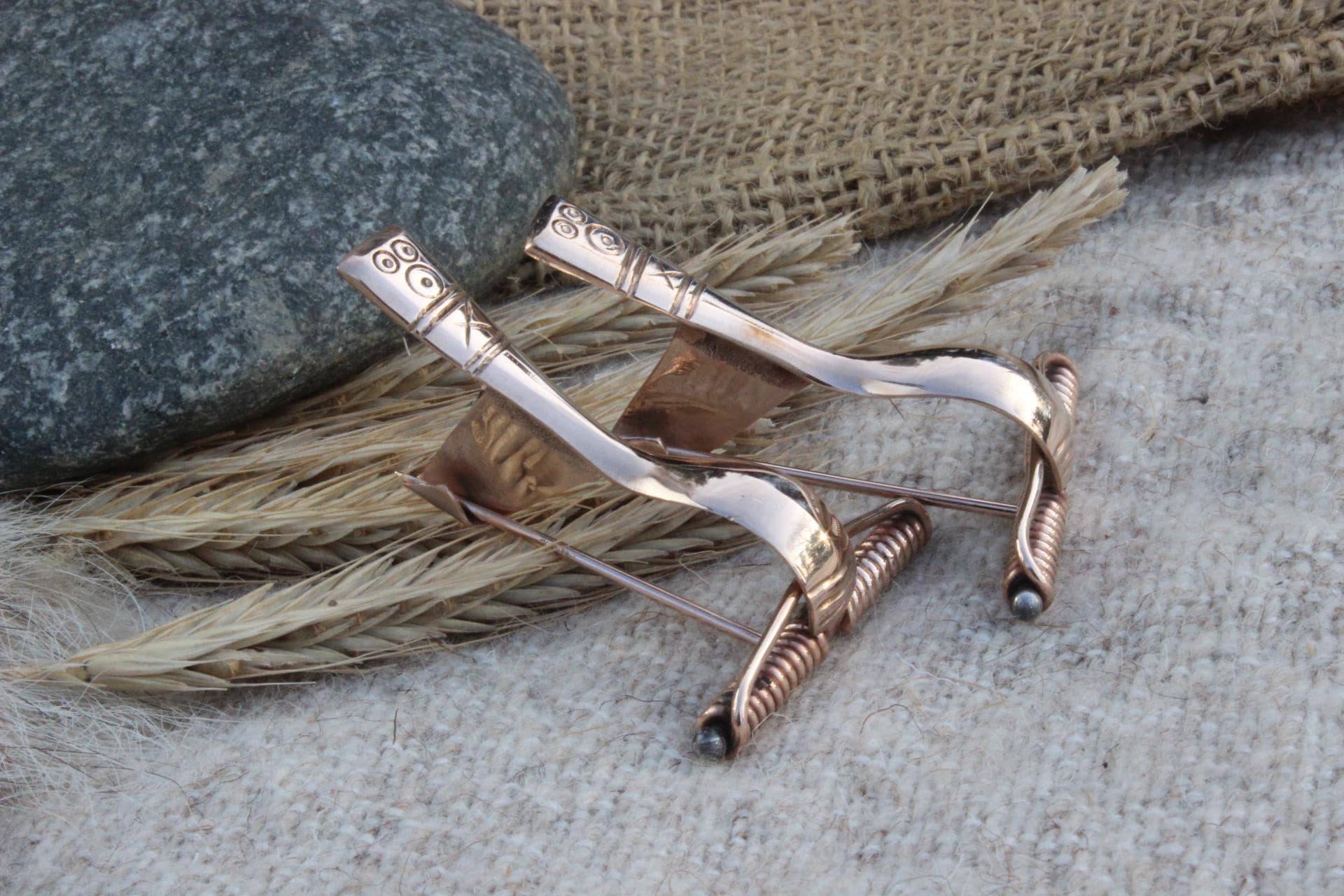 Fibel Mit Hohem Nadelhalter Set 2 Stück Germanen Germanenfibel Fibula Reenactment Elbgermanen Gewandschließe Gewandspange 2.-4 - Jh.n.chr. F3 Fibel Mit Hohem Nadelhalter Set 2 Stück Germanen Germanenfibel Fibula Reenactment Elbgermanen Gewandschließe Gewandspange 2.-4 - Jh.n.chr. F3 von Altmarkbronze