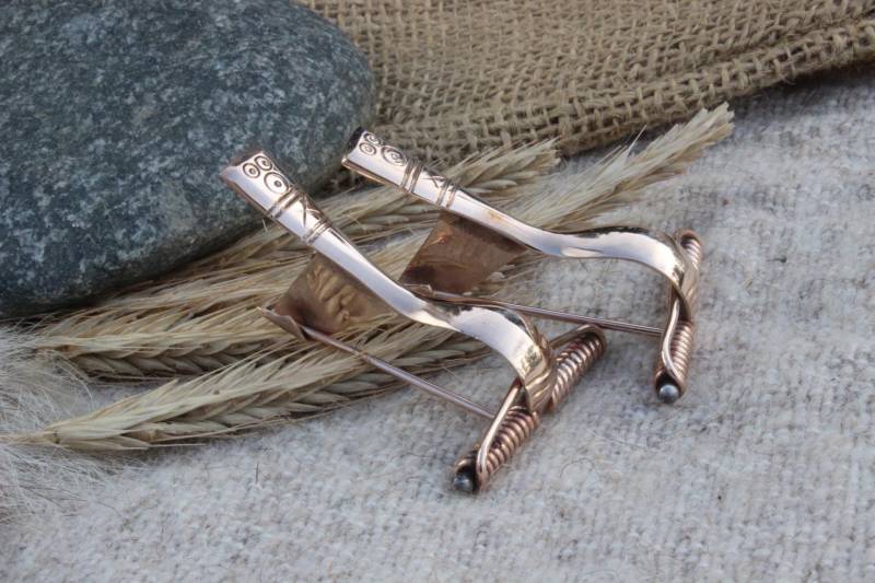 Fibel Mit Hohem Nadelhalter Set 2 Stück Germanen Germanenfibel Fibula Reenactment Elbgermanen Gewandschließe Gewandspange 2.-4 - Jh.n.chr. F3 von Altmarkbronze