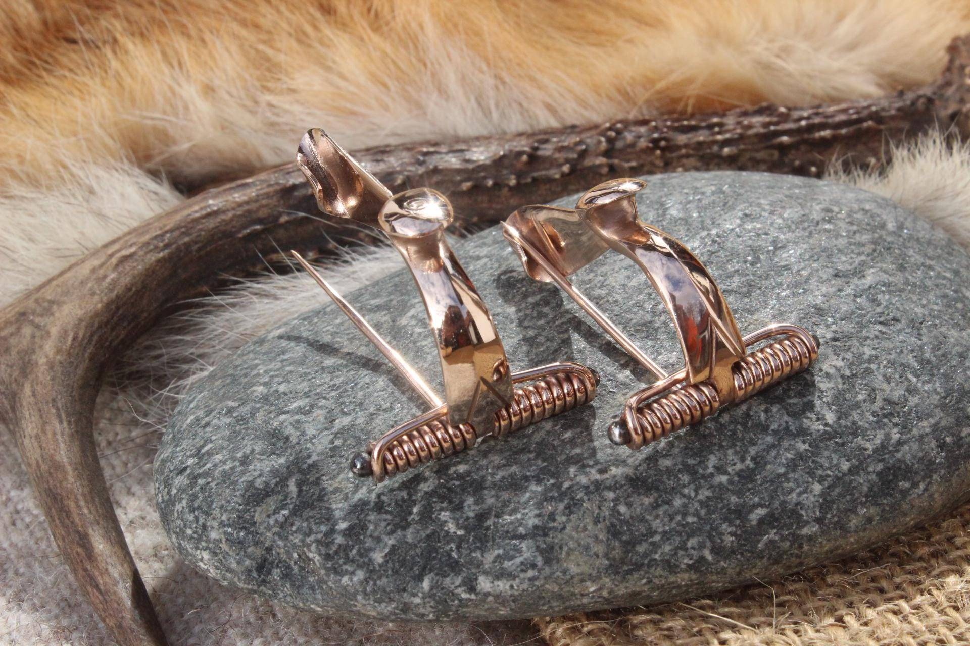 Fibel Mit Hohem Nadelhalter Set 2 Stück Germanen Germanenfibel Fibula Reenactment Elbgermanen Gewandschließe Gewandspange 3.-5 - Jh.n.chr. F2 Fibel Mit Hohem Nadelhalter Set 2 Stück Germanen Germanenfibel Fibula Reenactment Elbgermanen Gewandschließe Gewandspange 3.-5 - Jh.n.chr. F2 von Altmarkbronze