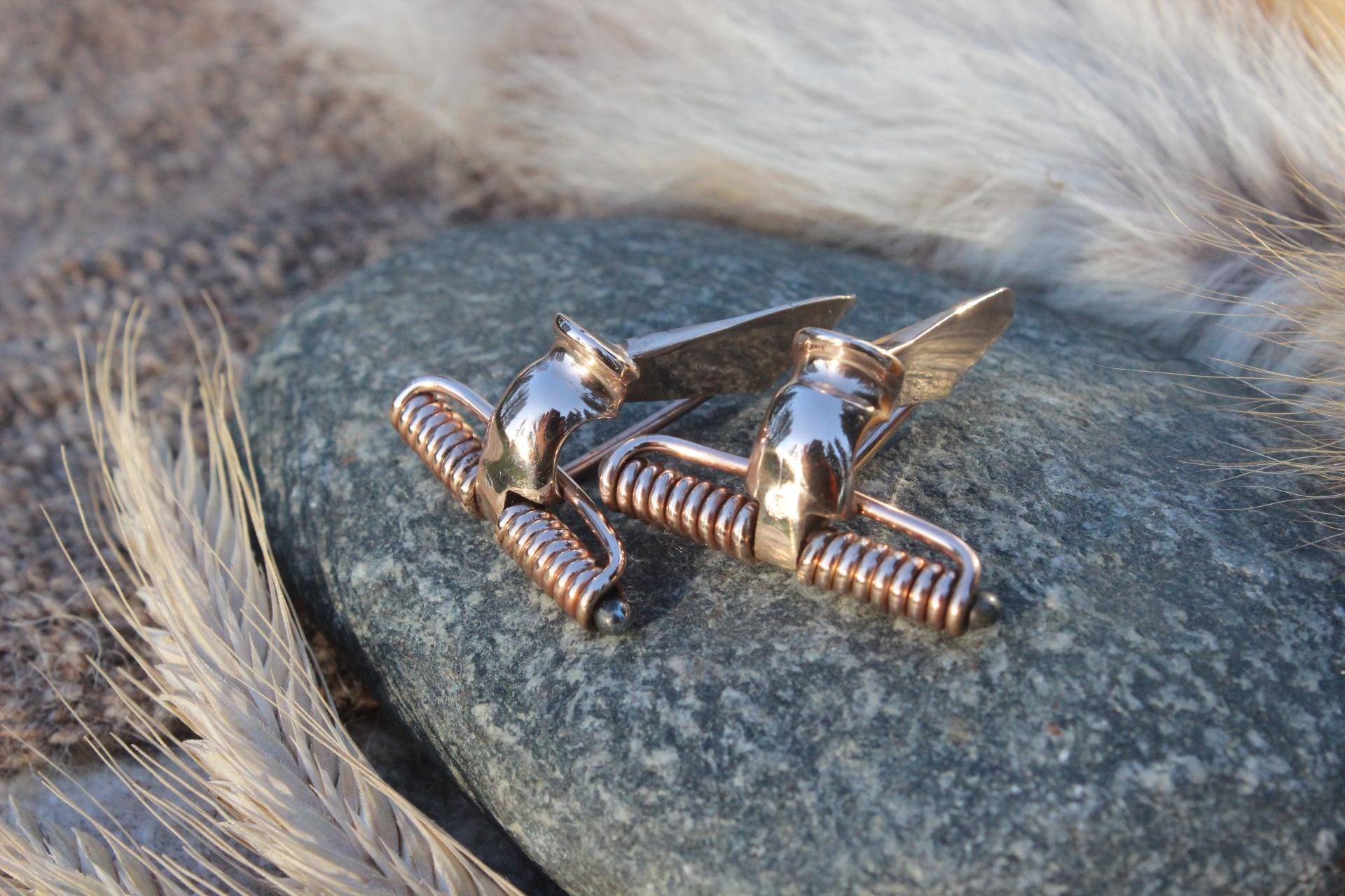 Fibel Mit Hohem Nadelhalter Set 2 Stück Germanen Germanenfibel Fibula Reenactment Elbgermanen Gewandschließe Gewandspange 3.-5 - Jh.n.chr. F3 Fibel Mit Hohem Nadelhalter Set 2 Stück Germanen Germanenfibel Fibula Reenactment Elbgermanen Gewandschließe Gewandspange 3.-5 - Jh.n.chr. F3 von Altmarkbronze