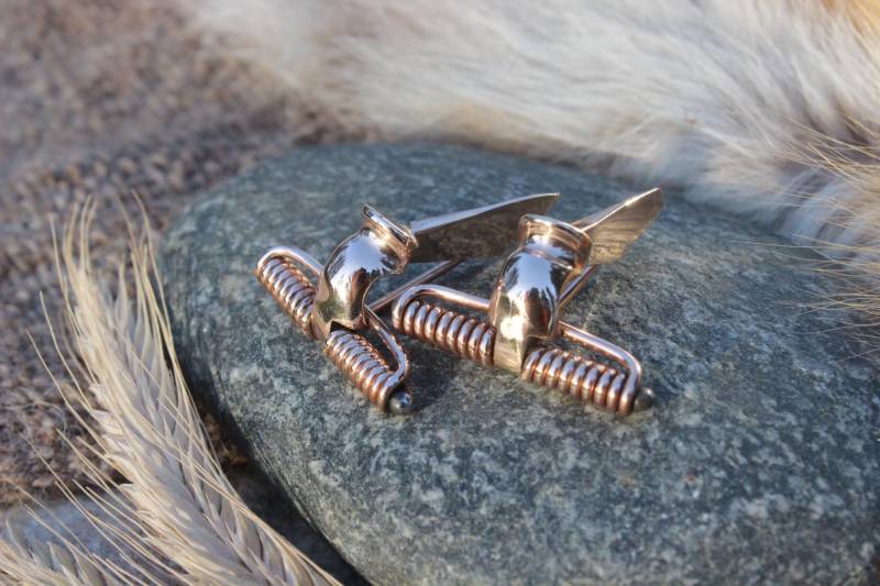 Fibel Mit Hohem Nadelhalter Set 2 Stück Germanen Germanenfibel Fibula Reenactment Elbgermanen Gewandschließe Gewandspange 3.-5 - Jh.n.chr. F3 von Altmarkbronze