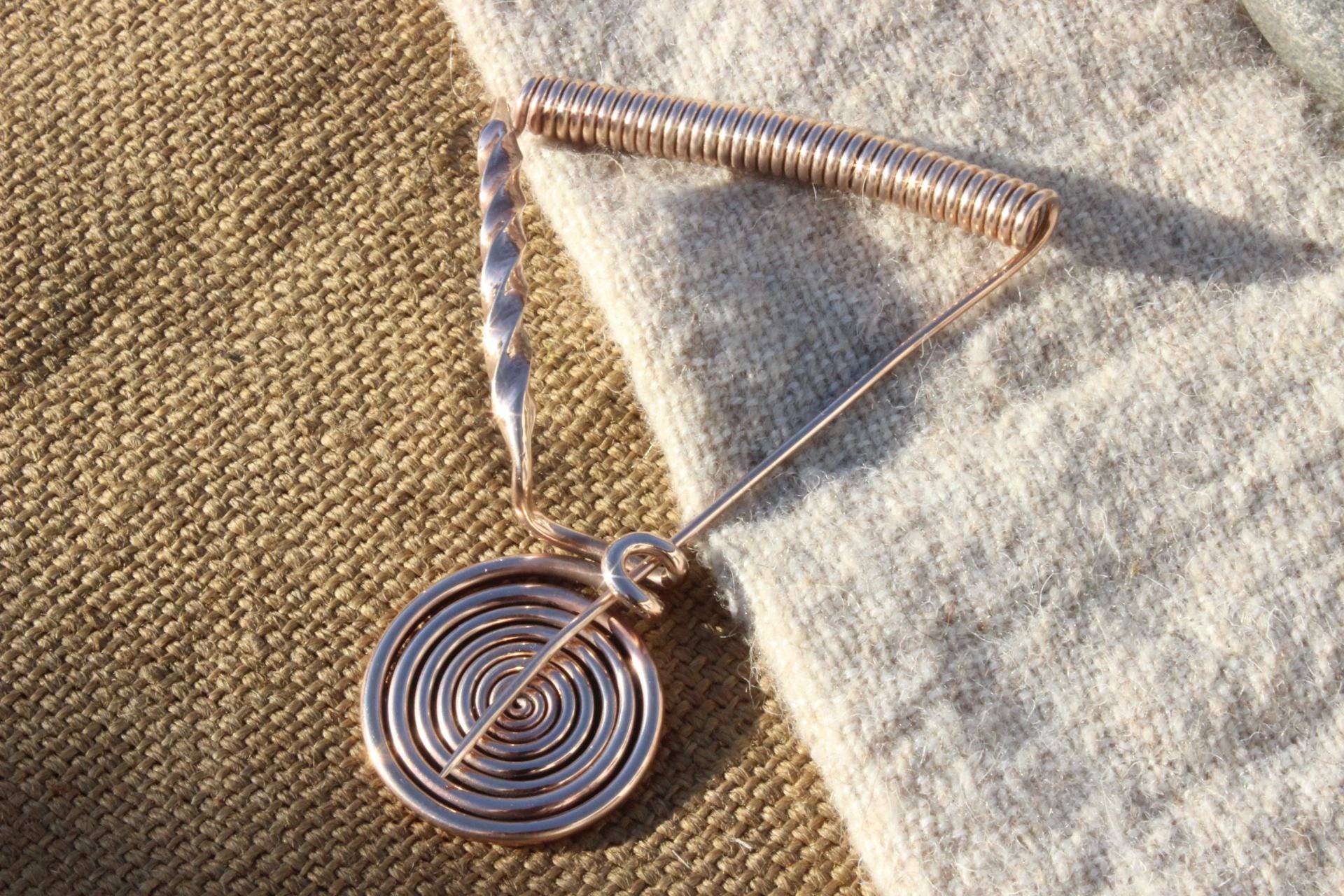 Harfenfibel Spiralplattenfibel Bronzezeit/Eisenzeit Bronzefibel Fibel Reenactment Hallstatt 8.-6. Jh.v.chr. Fg1 Harfenfibel Spiralplattenfibel Bronzezeit/Eisenzeit Bronzefibel Fibel Reenactment Hallstatt 8.-6. Jh.v.chr. Fg1 von Altmarkbronze