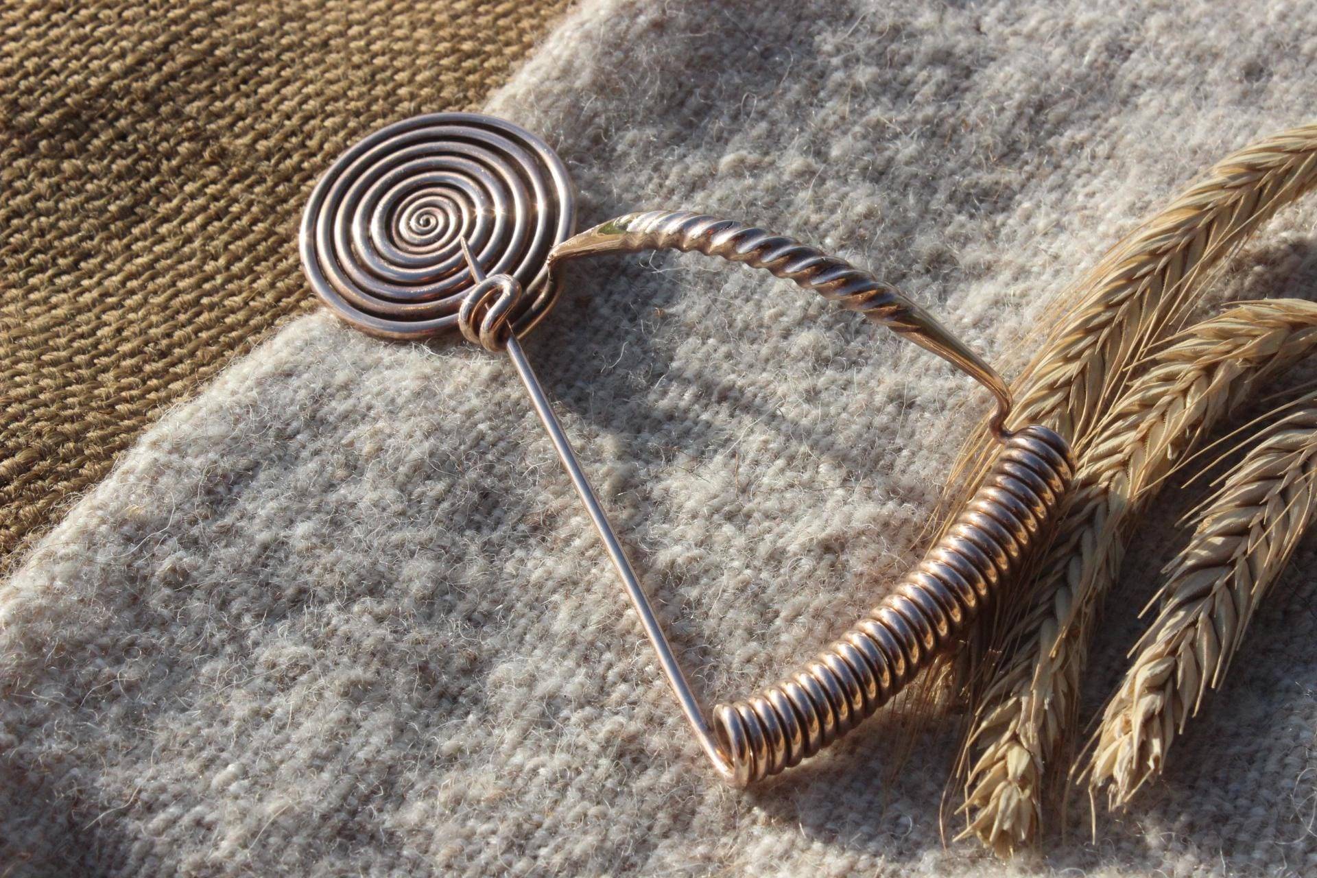 Harfenfibel Spiralplattenfibel Bronzezeit/Eisenzeit Bronzefibel Fibel Reenactment Hallstatt 8.-6. Jh.v.chr. Fg2 Harfenfibel Spiralplattenfibel Bronzezeit/Eisenzeit Bronzefibel Fibel Reenactment Hallstatt 8.-6. Jh.v.chr. Fg2 von Altmarkbronze