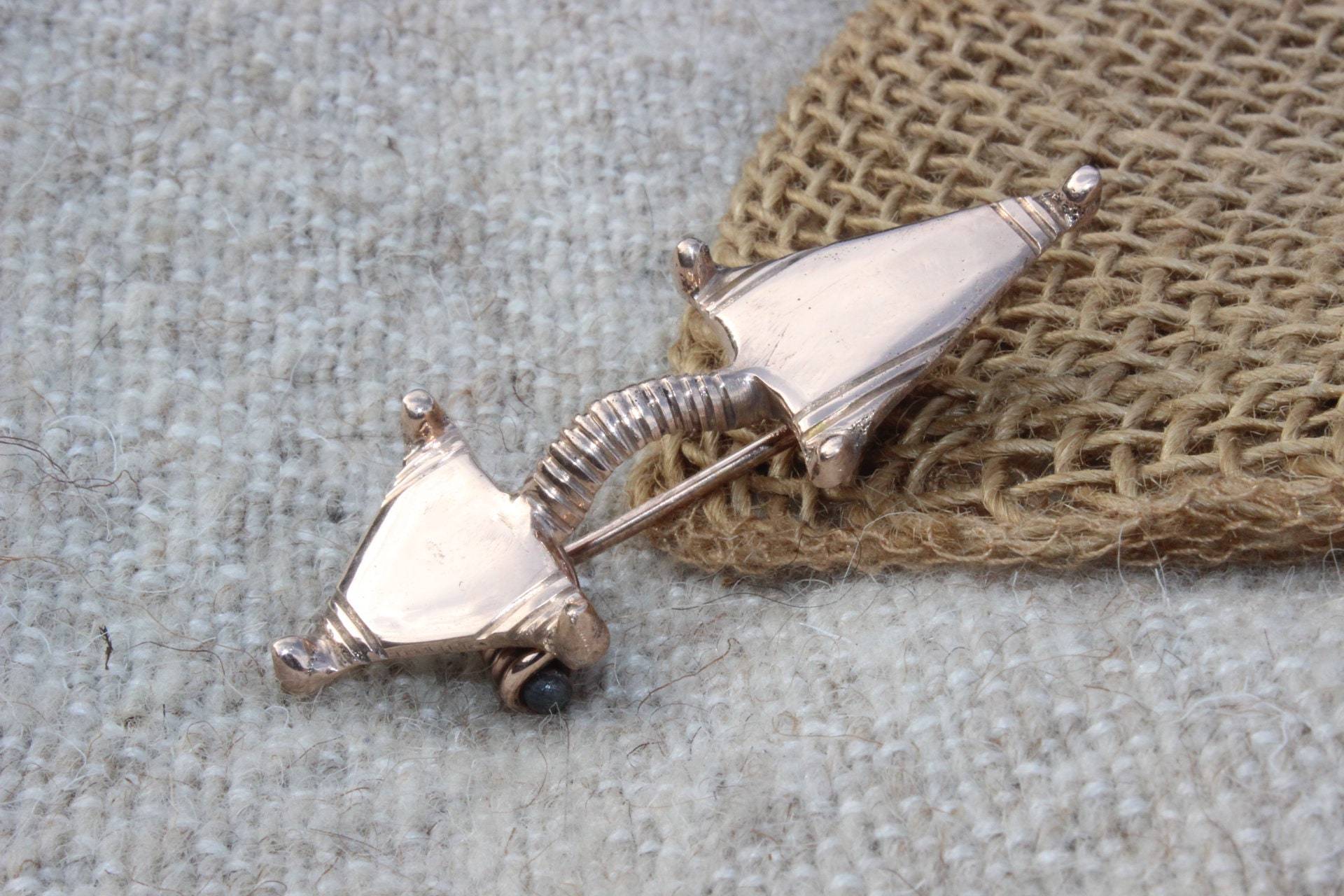 Merowinger Bügelfibel Völkerwanderungszeit Dreiknopffibel Fibel Fibula Gewandschließe Vwz Germanen Bronzefibel 85 Merowinger Bügelfibel Völkerwanderungszeit Dreiknopffibel Fibel Fibula Gewandschließe Vwz Germanen Bronzefibel 85 von Altmarkbronze