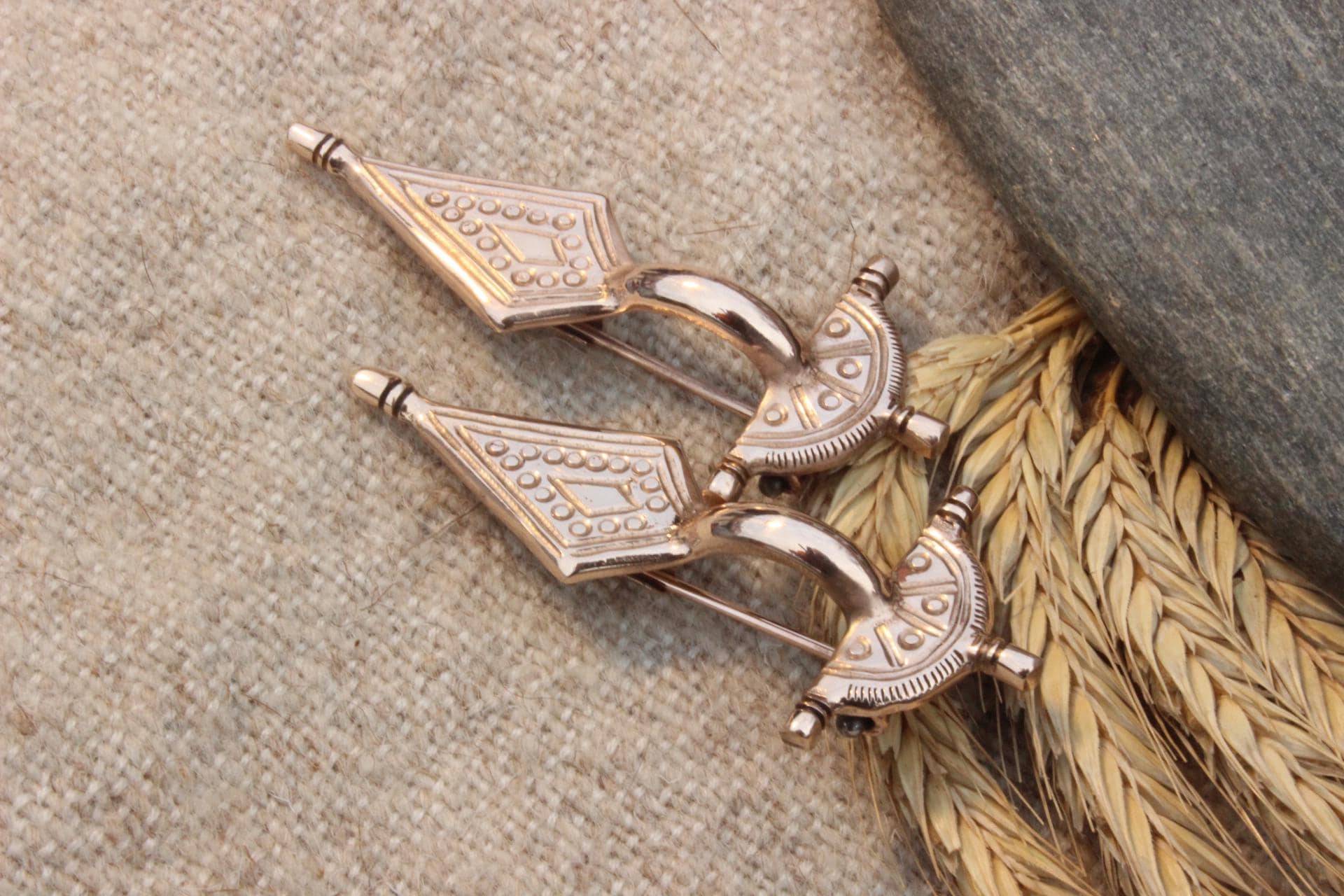 Merowinger Bügelfibeln Set 2 Stück Völkerwanderungszeit Dreiknopffibel Fibel Gewandschließe Vwz Germanen Bronzefibel Frühmittelalter 851 von Altmarkbronze