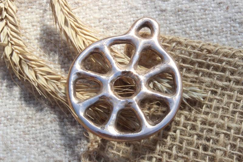 Radanhänger Bronzezeit Anhänger Vom Speichenschema F Bronzeanhänger Aus Bronze Bronzeschmuck F8 Radanhänger Bronzezeit Anhänger Vom Speichenschema F Bronzeanhänger Aus Bronze Bronzeschmuck F8 von Altmarkbronze