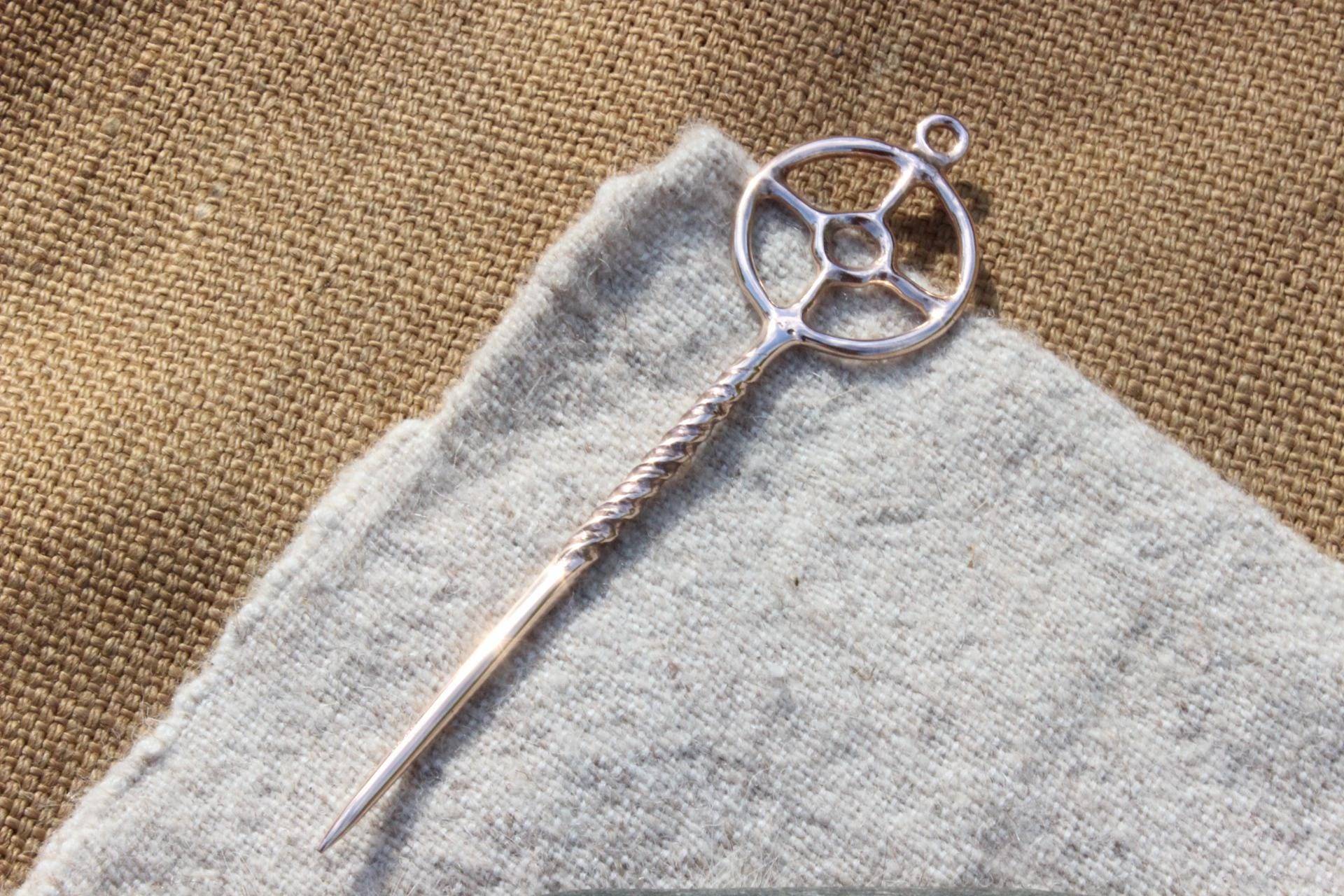 Radnadel Vom Speichenschema E Als Haarnadel Mit Tordierten Schaft Bronzezeit Hairpin Reenactment Bronzenadel Hn1 von Altmarkbronze