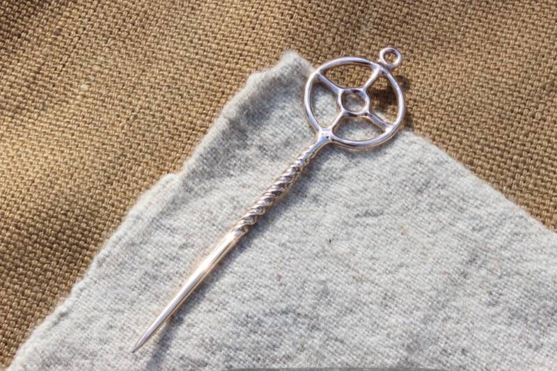 Radnadel Vom Speichenschema E Als Haarnadel Mit Tordierten Schaft Bronzezeit Hairpin Reenactment Bronzenadel Hn1 von Altmarkbronze