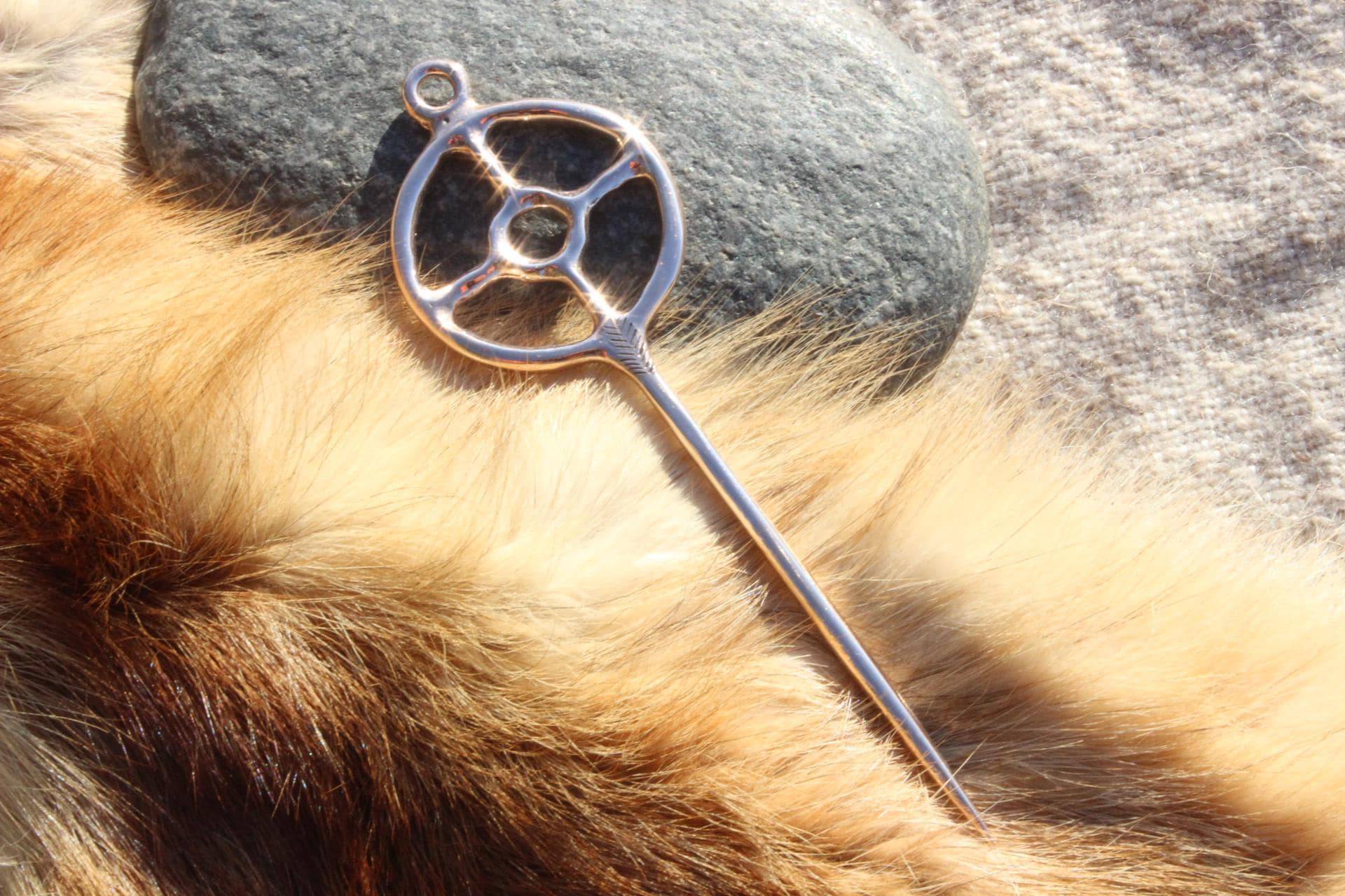 Radnadel Vom Speichenschema E Als Haarnadel Mit Tordierten Schaft Bronzezeit Hairpin Reenactment Bronzenadel Hn7 von Altmarkbronze