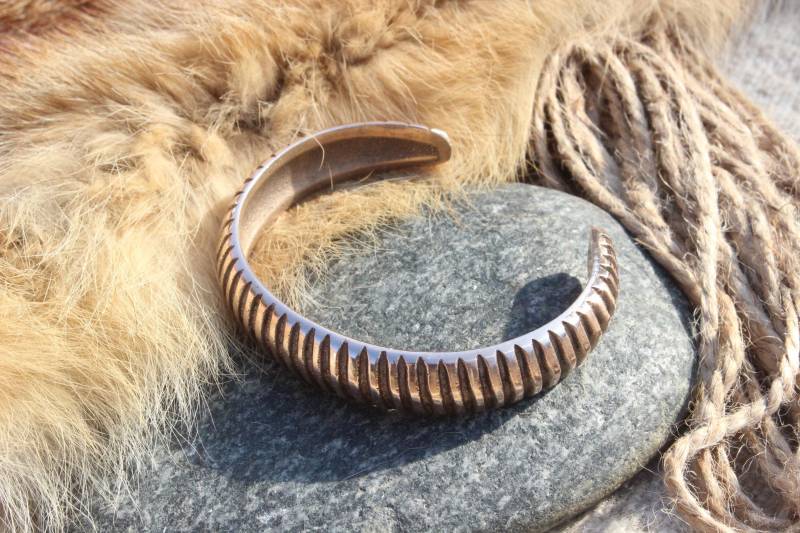 Rippenarmring Rippenring Bronzezeit Kelten Celtic Mitteleuropa Armreif Armring Späte Ca. 1000-700 V.chr. Rr9 Rippenarmring Rippenring Bronzezeit Kelten Celtic Mitteleuropa Armreif Armring Späte Ca. 1000-700 V.chr. Rr9 von Altmarkbronze