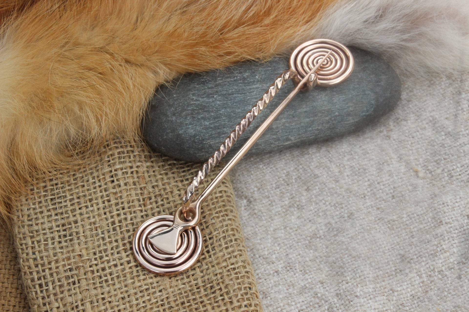 Spindlersfelder Fibel Blattbügelfibel Spiralplattenfibel Spiralfibel Plattenfibel Fibula Spätbronzezeit 1400-800 V.chr. Bronzezeit L199 Spindlersfelder Fibel Blattbügelfibel Spiralplattenfibel Spiralfibel Plattenfibel Fibula Spätbronzezeit 1400-800 V.chr. Bronzezeit L199 von Altmarkbronze