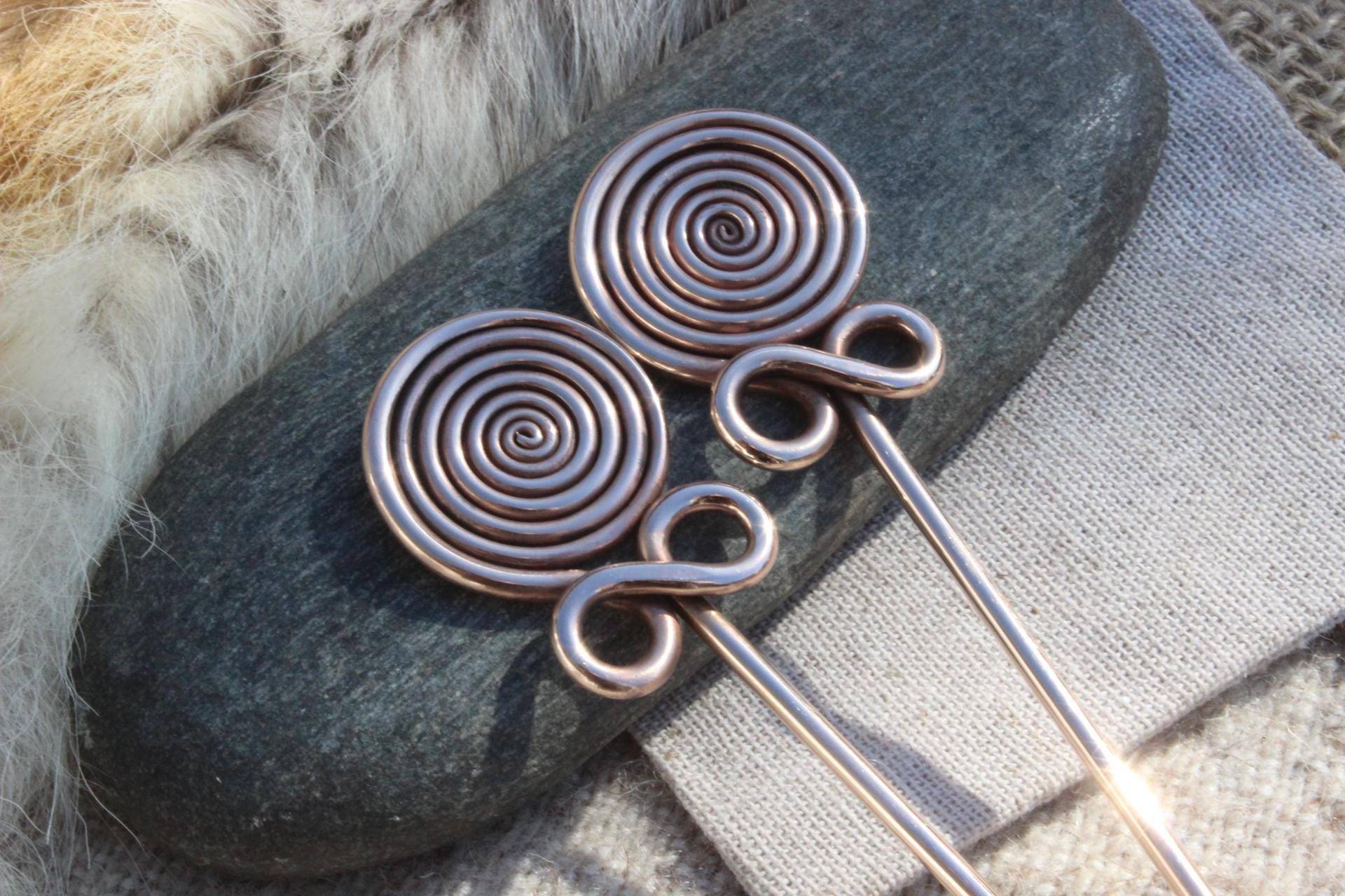 Spiralnadel Spiralkopfnadel Mit Achterschleife Set 2 Stück Bronzezeit Eisenzeit 7.-5. Jh.v.chr. Hallstatt D Bronzenadel Gewandnadel Se1 von Altmarkbronze