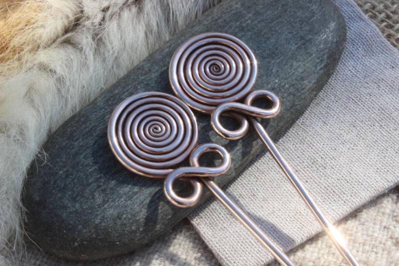 Spiralnadel Spiralkopfnadel Mit Achterschleife Set 2 Stück Bronzezeit Eisenzeit 7.-5. Jh.v.chr. Hallstatt D Bronzenadel Gewandnadel Se1 von Altmarkbronze