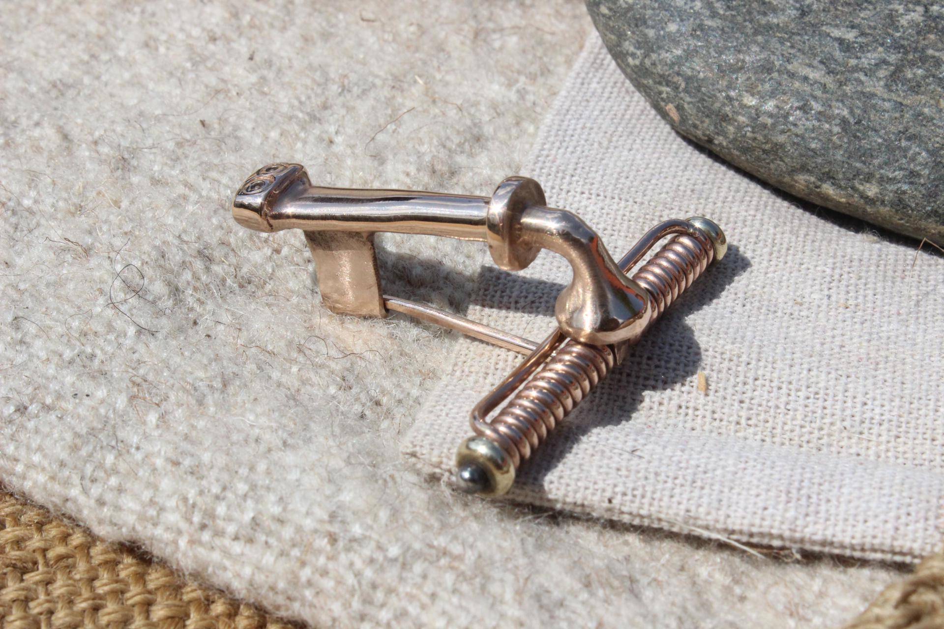 Trompetenfibel Trompetenkopffibel Germanen Germanenfibel Fibula Reenactment Elbgermanen Gewandschließe Gewandspange 1.-2 - Jh.n.chr. L43 Trompetenfibel Trompetenkopffibel Germanen Germanenfibel Fibula Reenactment Elbgermanen Gewandschließe Gewandspange 1.-2 - Jh.n.chr. L43 von Altmarkbronze