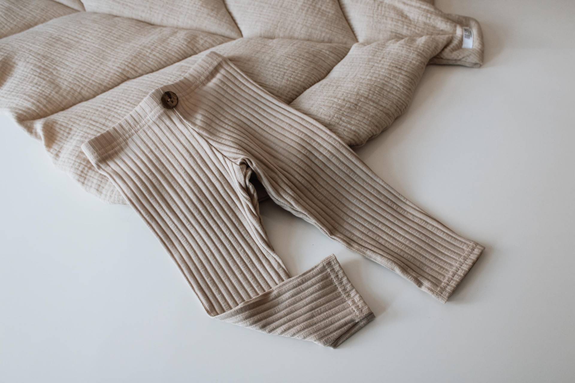 Beige Rippjersey Leggings Slim Hose Baby Jungen Mädchen Neutral Organic von AltuHandmade