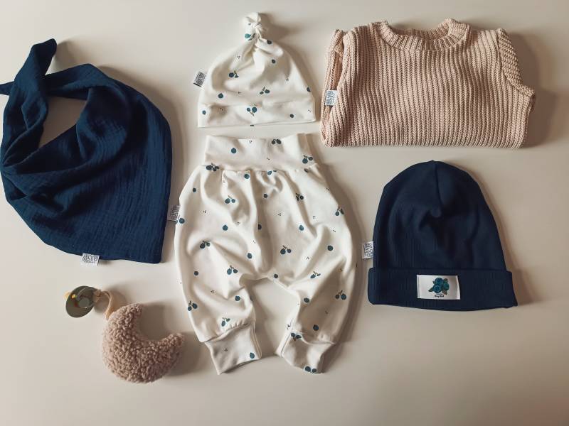 Organic Baby Outfit Set Blaubereen Mütze Musselin Tuch Jogginghose Pumphose Geschenk Berry Blueberry Homecommingoutfit von AltuHandmade