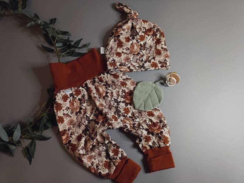 Pumphose Mitwachshose Mädchen Vintage Style Bio Jersey Boho Flowers Geknotete Mütze Set Haremhose Babygeschenk Geburt von AltuHandmade