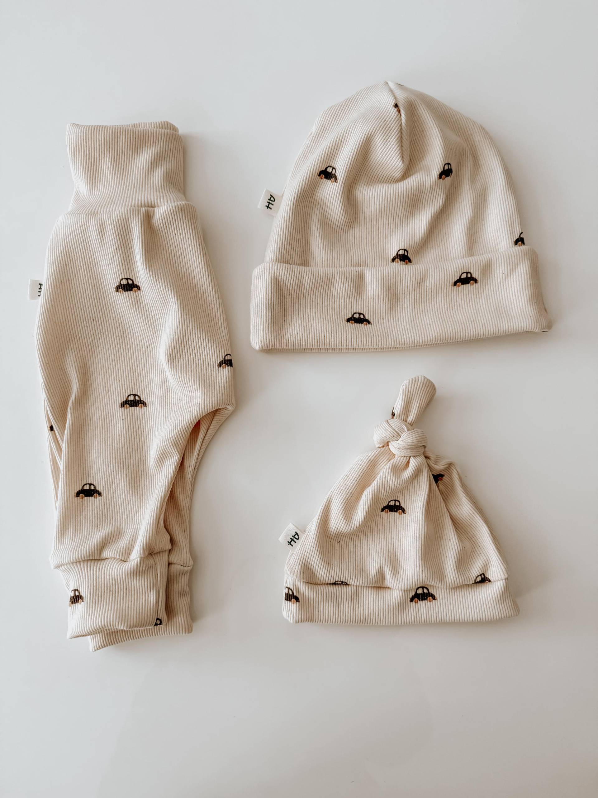 Wunderschönes Baby Kleidung Set - Hose & Knotenmütze | Gots Bio Rippjersey Handgemacht/ Autos von AltuHandmade