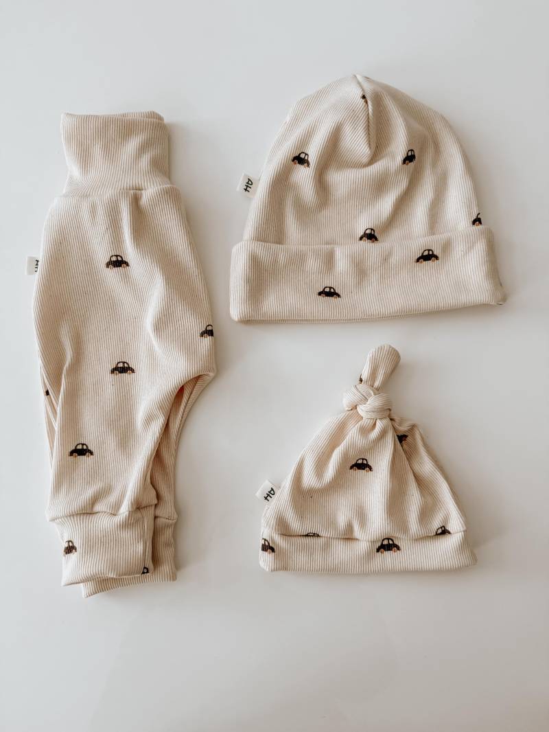 Wunderschönes Baby Kleidung Set - Hose & Knotenmütze | Gots Bio Rippjersey Handgemacht/ Autos von AltuHandmade