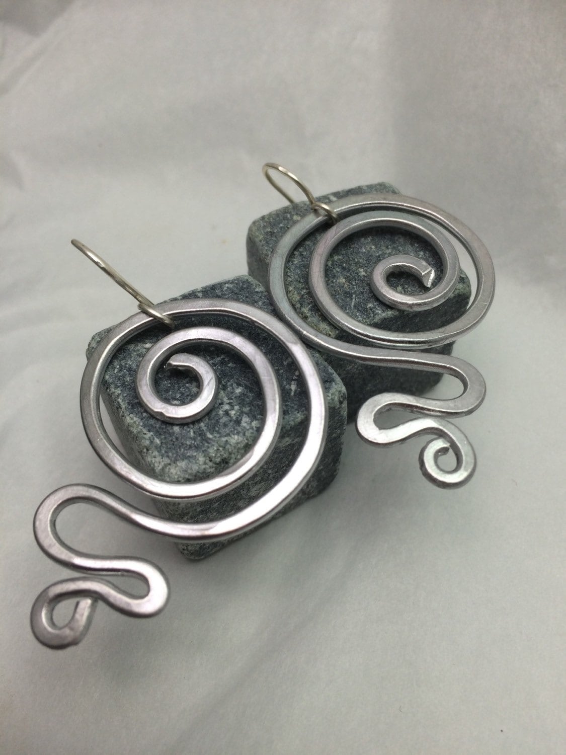 Abstrakte Silberspirale Wirbel Tropfenohrringe von AluminaJewelry