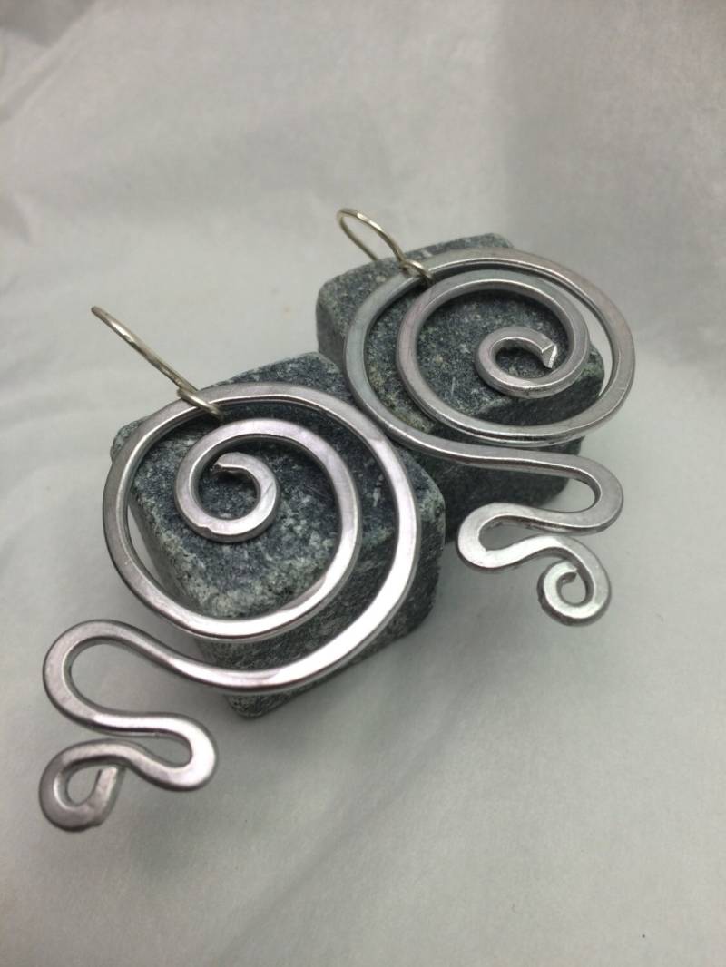 Abstrakte Silberspirale Wirbel Tropfenohrringe von AluminaJewelry