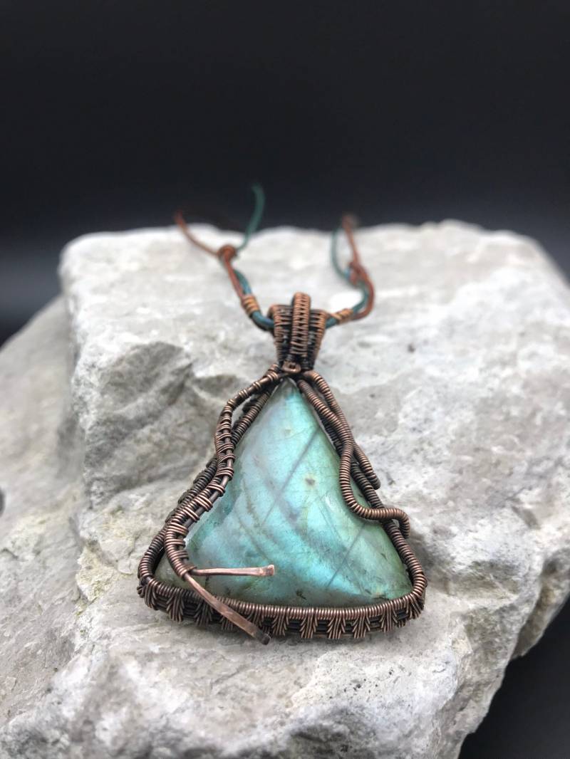Gewebte Feurigen Blauen Blitz Labradoritanhänger in Kupfer Draht von AluminaJewelry