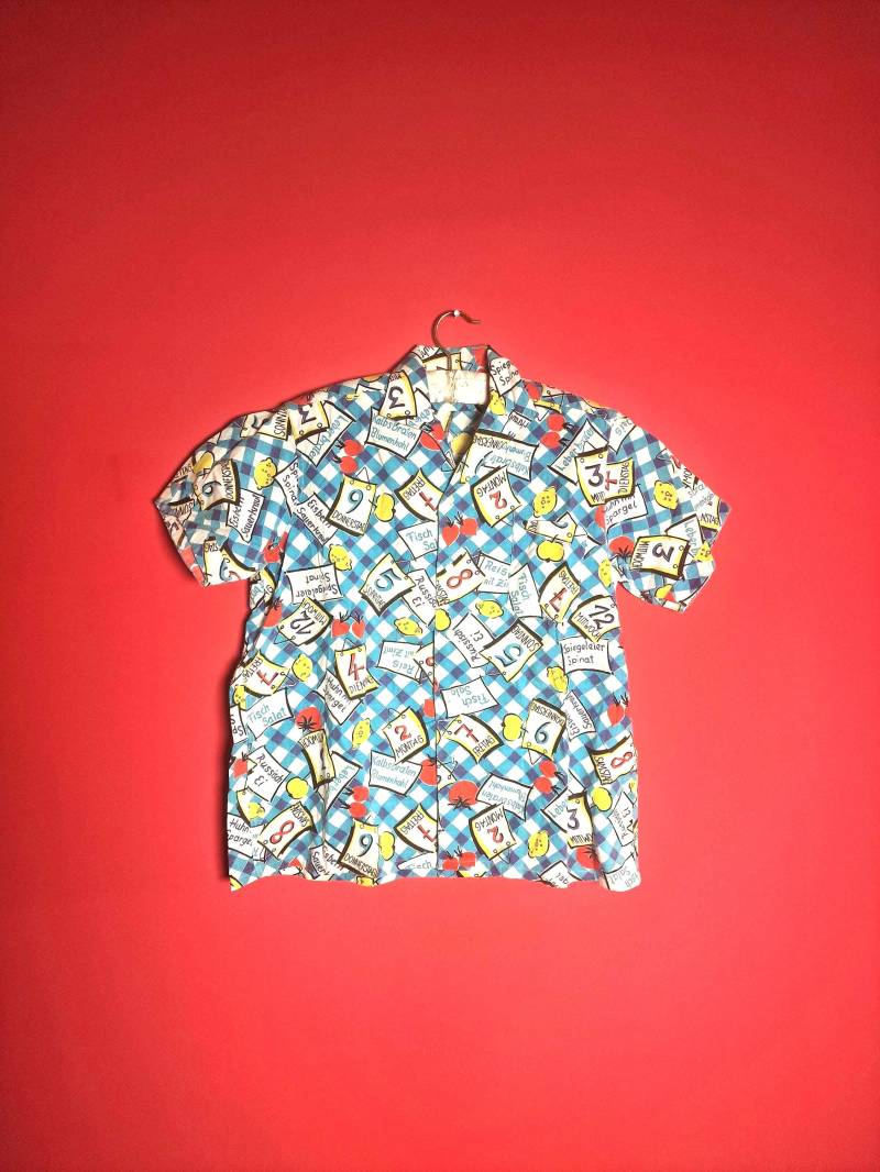 Rarität 50Er Jahre Baumwollhemd Aus Deutschland Mit Kalenderblättern Und Rezepten Im Comic Stil Iconic von AlvaMorgaine