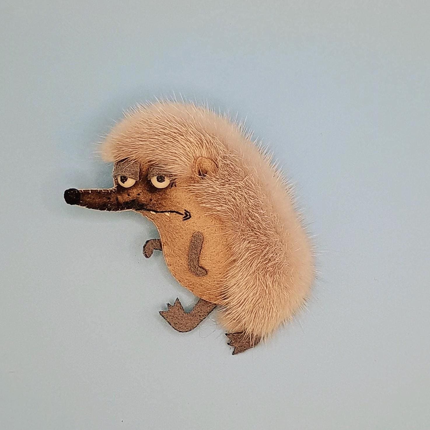 Igel Brosche Handgefertigtes Verspieltes Accessoire Igel Brosche Handgefertigtes Verspieltes Accessoire von AlvinaHandMadeStudio