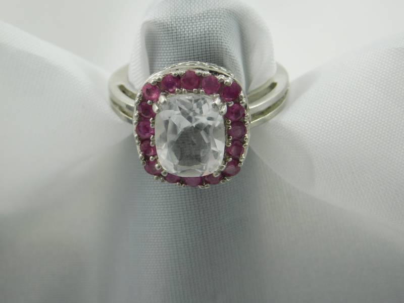 Vintage Damen Cocktailring Mit Geschliffenem Quarz Mittelstein Und Rubinen von AlwaysPlanBVintage