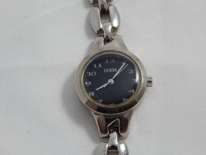 Vintage Damen Guess Quartz Armbanduhr Schwarzes Gesicht von AlwaysPlanBVintage