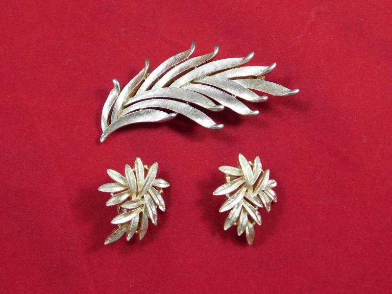 Vintage Sammler Trifari Brosche Und Ohrring Set von AlwaysPlanBVintage