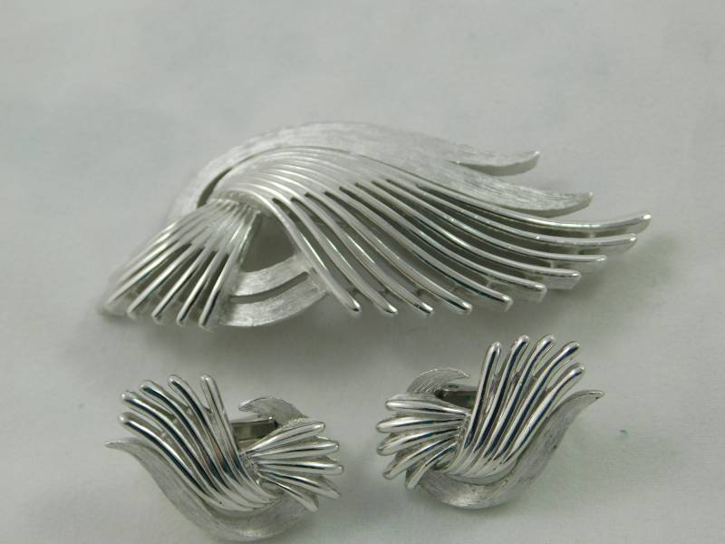 Vintage Sammler Trifari Schmuck Set Ohrringe Und Brosche von AlwaysPlanBVintage