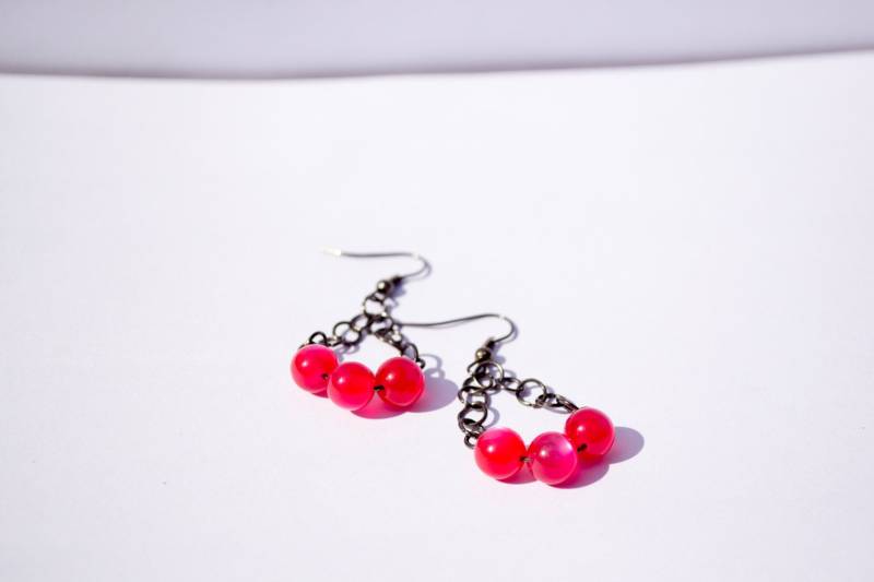 Raspberry Mist - Red Berry Runde Perlen & Metall Ohrringe von AlwaysSaturday