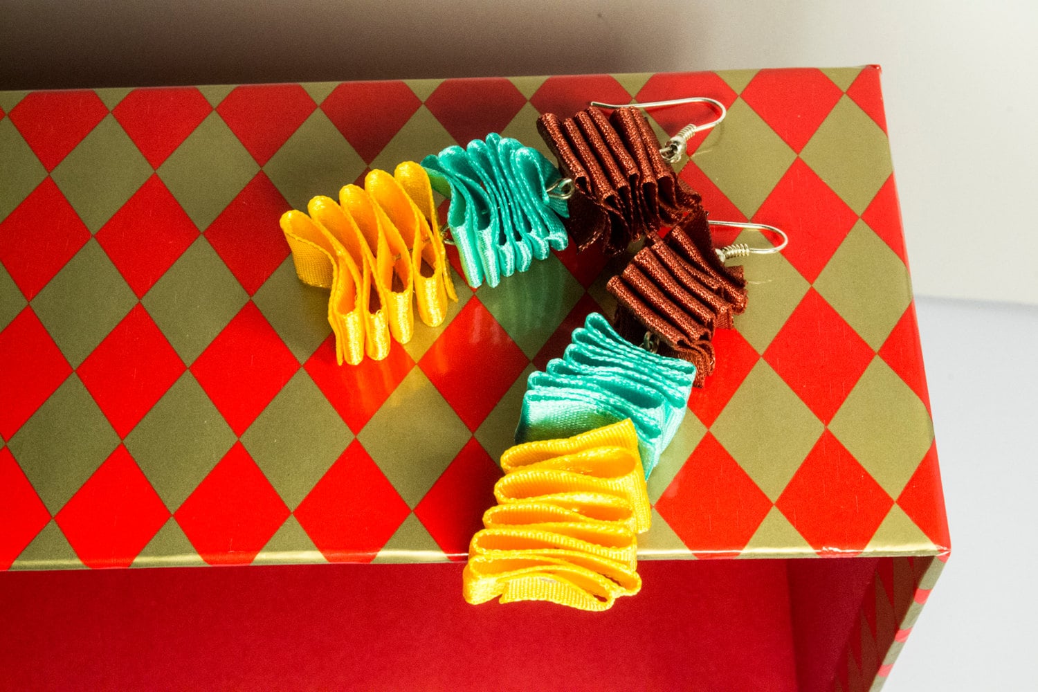 Ribbon Bunte Sommer Style Ohrringe - Peacock Wing von AlwaysSaturday