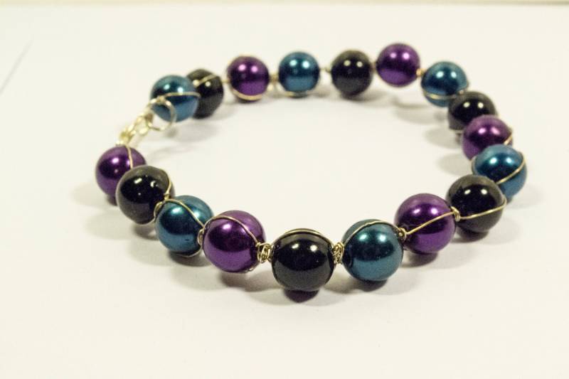 Wired Perlen Violet Dunkelblau Schwarz Armband - Dark Days von AlwaysSaturday